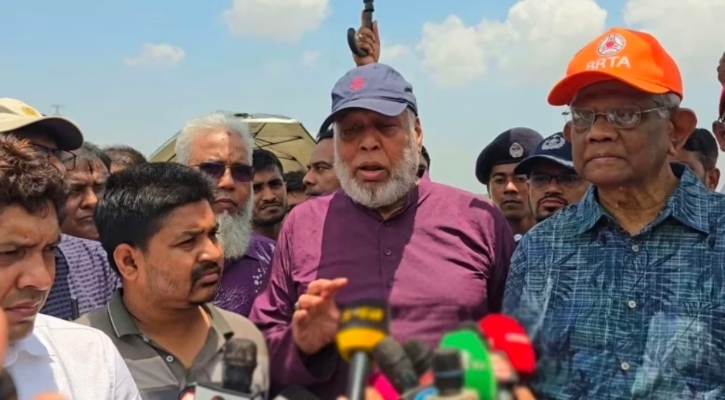 অবৈধভাবে বালু তোলা বন্ধে কঠোর হুঁশিয়ারি উপদেষ্টা ফাওজুল কবির খানের
